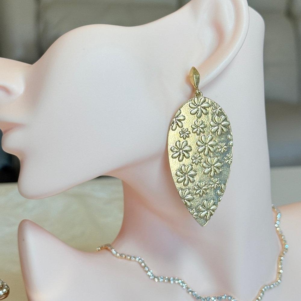 ⚜️ Elegant Floral Gold Bold Earrings - Picture 10 of 10